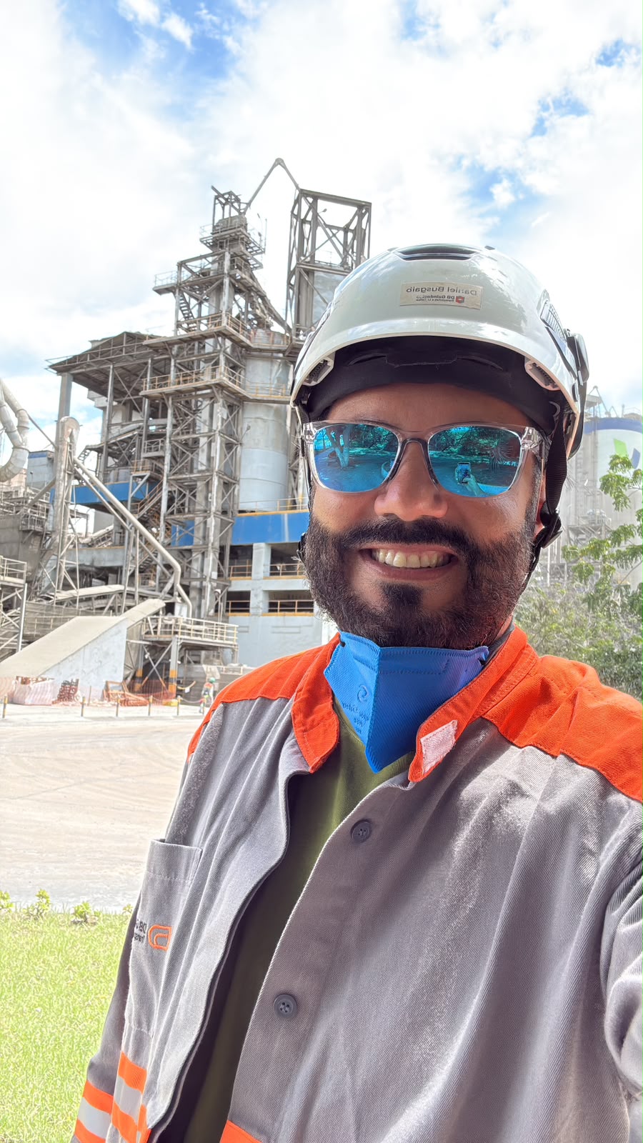 Daniel em planta industrial — capacete